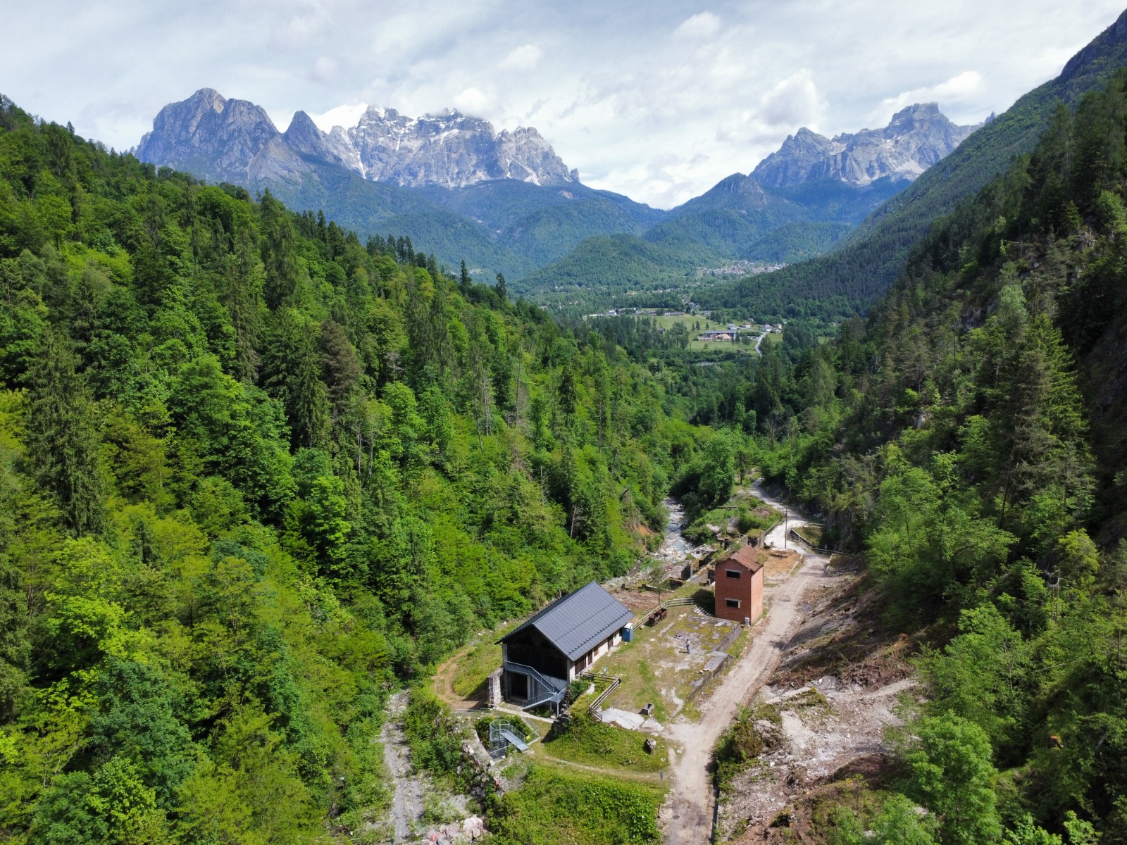 Visione d’insieme del fabbricato delle Miniere di Val Imperina che contiene il pozzo Capitale. Il pozzo Capitale è un esempio di competenze nella lavorazione della pietra.